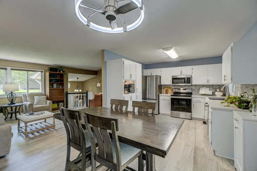 6676 Sandlewood Rd, Woodbury, MN 55125