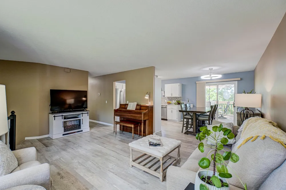 6676 Sandlewood Rd, Woodbury, MN 55125