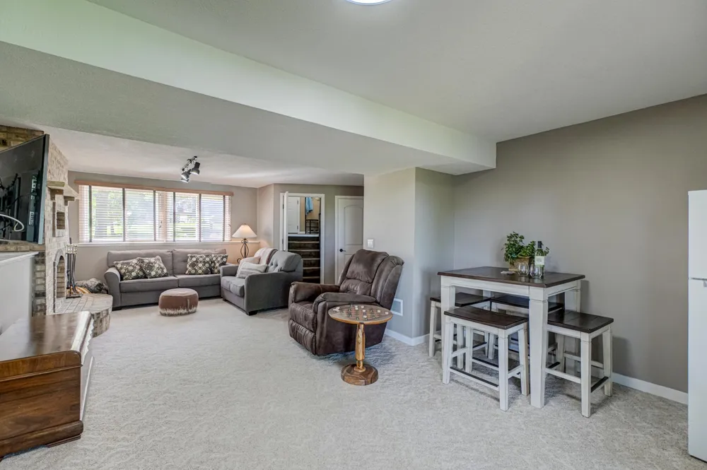 6676 Sandlewood Rd, Woodbury, MN 55125