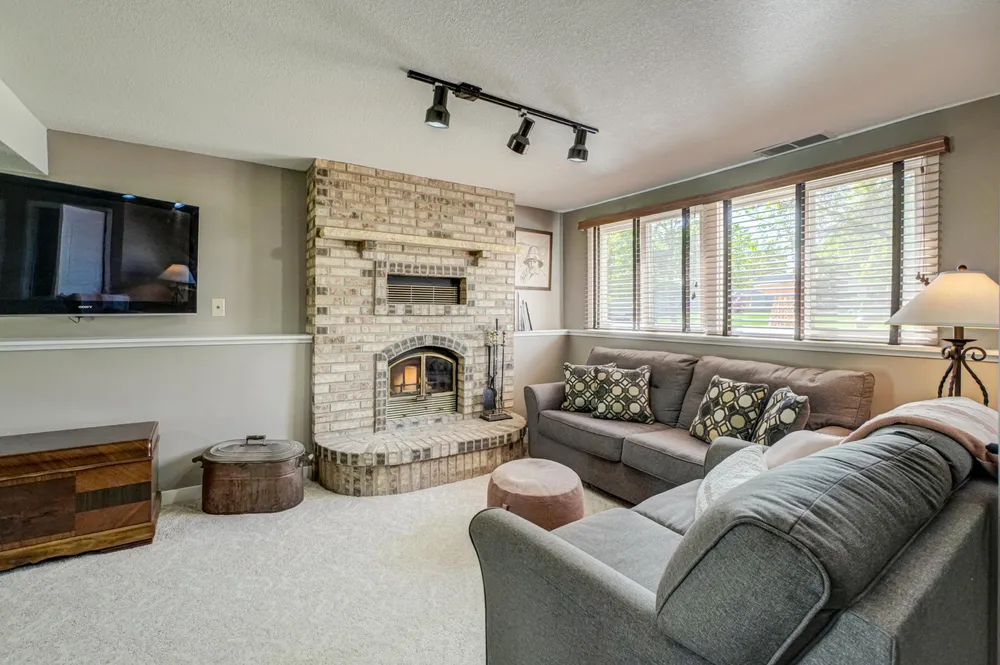 6676 Sandlewood Rd, Woodbury, MN 55125