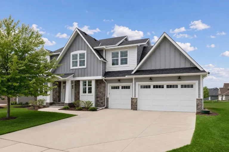 6085 Urbandale Ln N, Plymouth, MN 55446