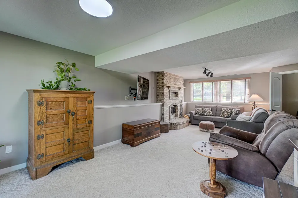 6676 Sandlewood Rd, Woodbury, MN 55125