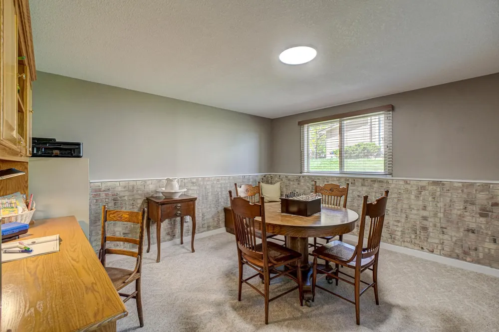 6676 Sandlewood Rd, Woodbury, MN 55125