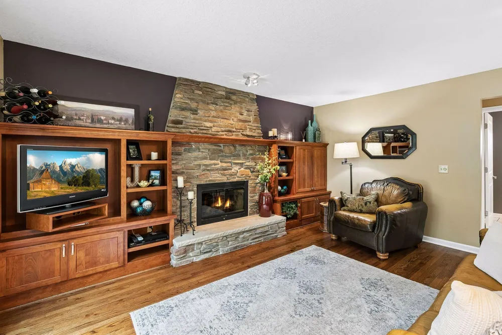 689 Havenhill Rd, Eagan, MN 55123