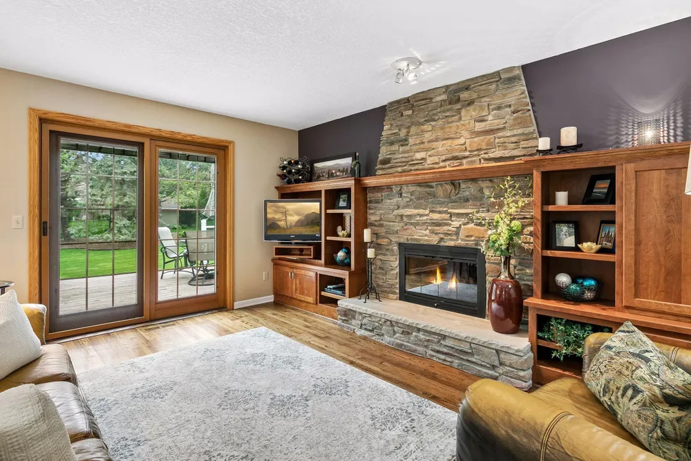 689 Havenhill Rd, Eagan, MN 55123