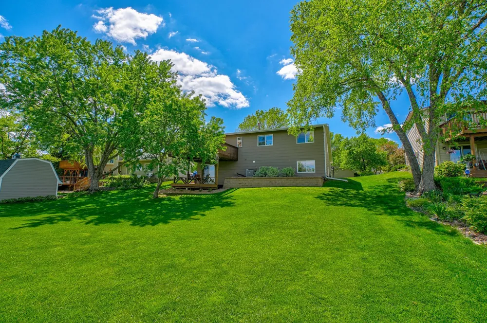 6676 Sandlewood Rd, Woodbury, MN 55125