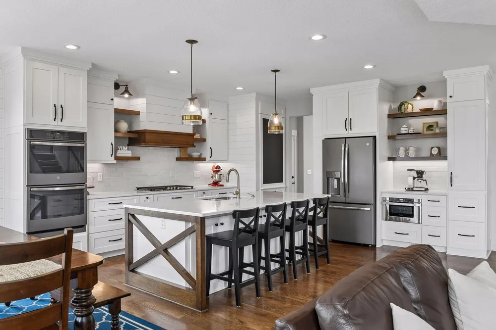 6085 Urbandale Ln N, Plymouth, MN 55446