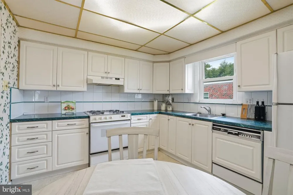9230 Crispin St, Philadelphia, PA 19114