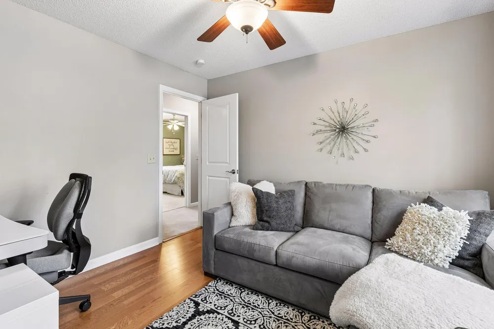 689 Havenhill Rd, Eagan, MN 55123