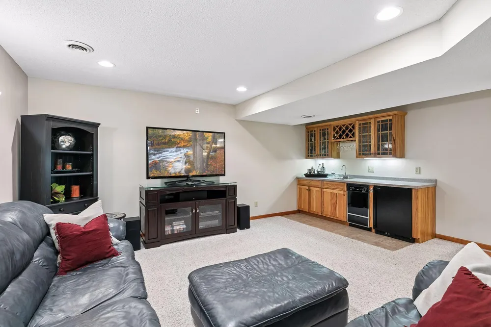 689 Havenhill Rd, Eagan, MN 55123