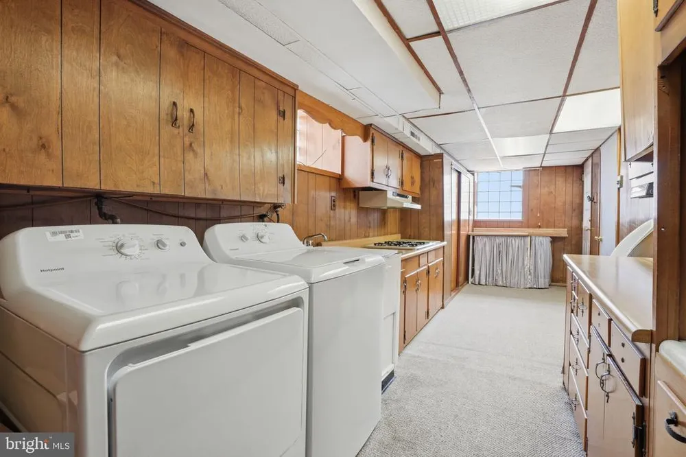 9230 Crispin St, Philadelphia, PA 19114