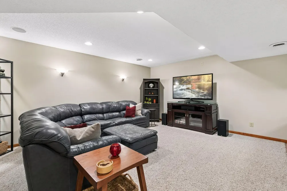 689 Havenhill Rd, Eagan, MN 55123