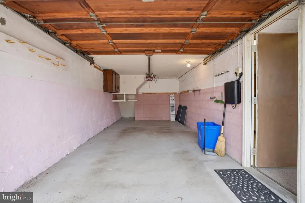 9230 Crispin St, Philadelphia, PA 19114
