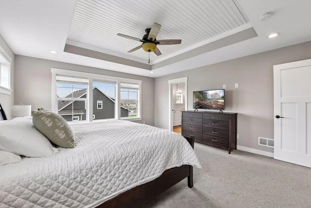 6085 Urbandale Ln N, Plymouth, MN 55446