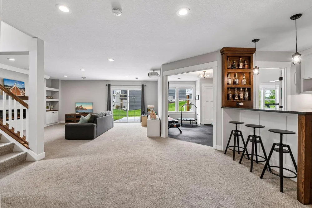 6085 Urbandale Ln N, Plymouth, MN 55446