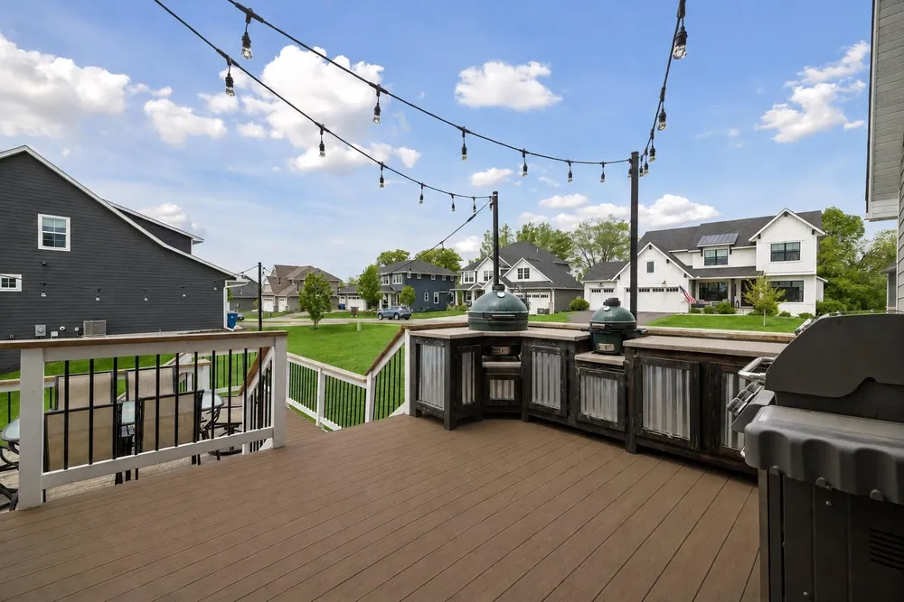 6085 Urbandale Ln N, Plymouth, MN 55446