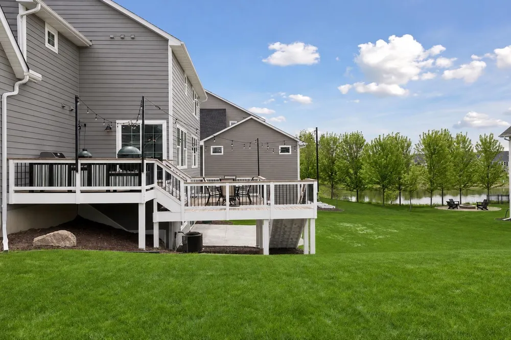 6085 Urbandale Ln N, Plymouth, MN 55446