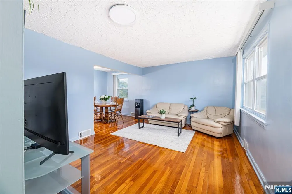 40 South Dr, Rochelle Park, NJ 07662
