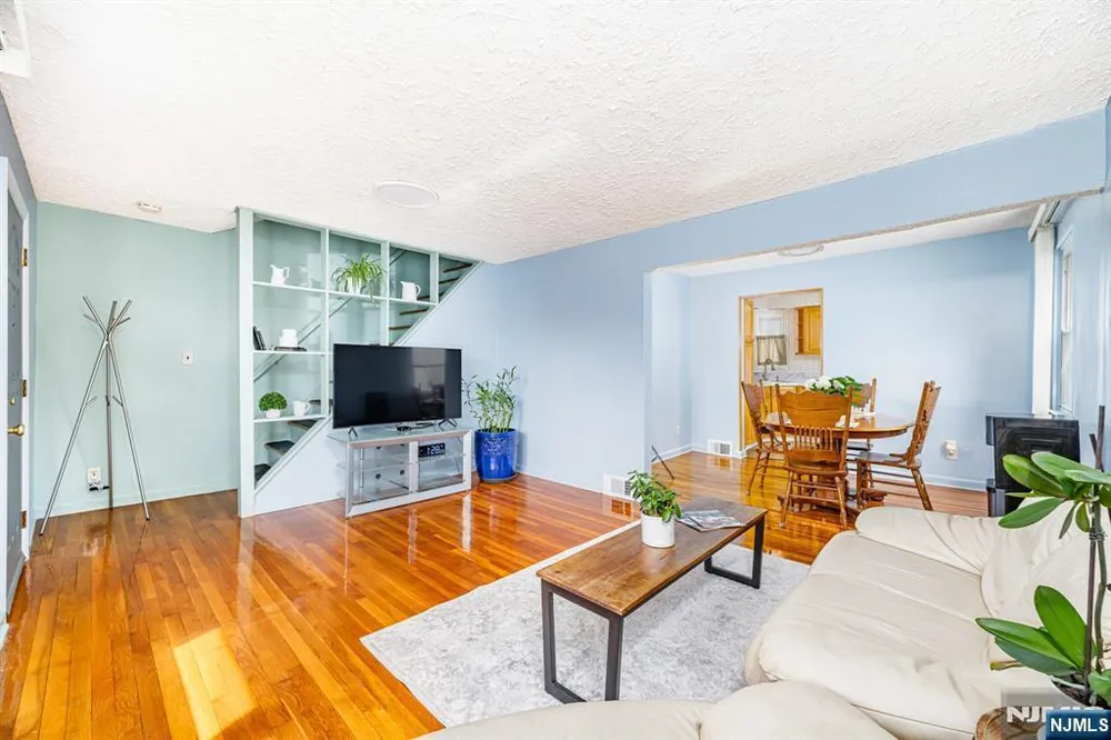 40 South Dr, Rochelle Park, NJ 07662