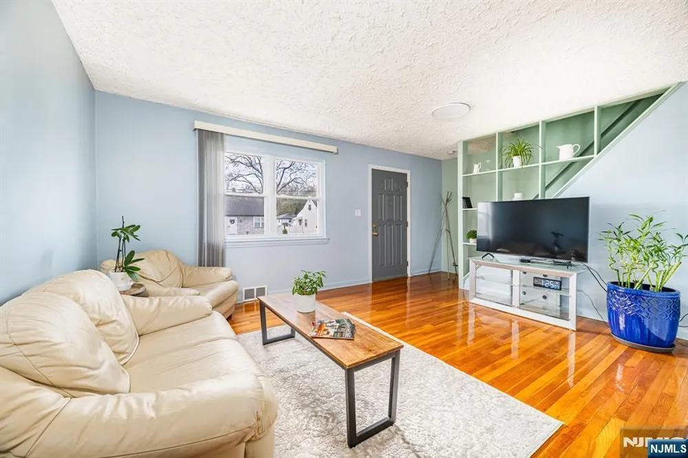 40 South Dr, Rochelle Park, NJ 07662
