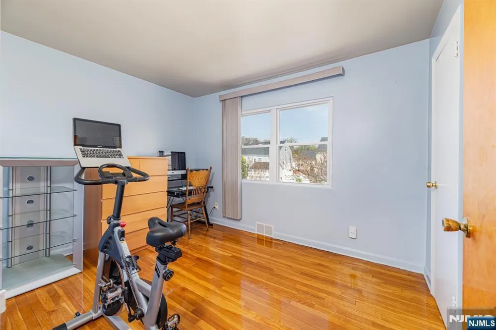 40 South Dr, Rochelle Park, NJ 07662