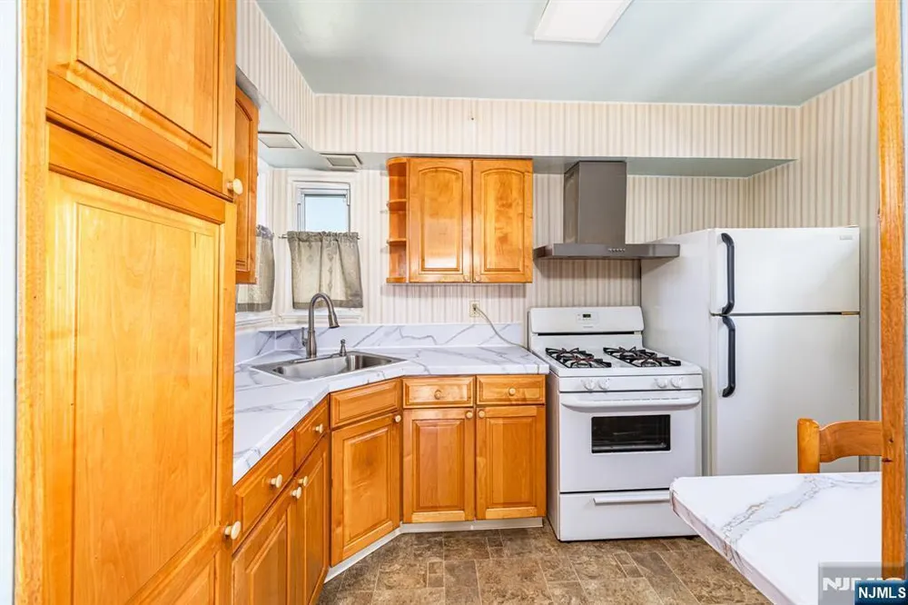 40 South Dr, Rochelle Park, NJ 07662