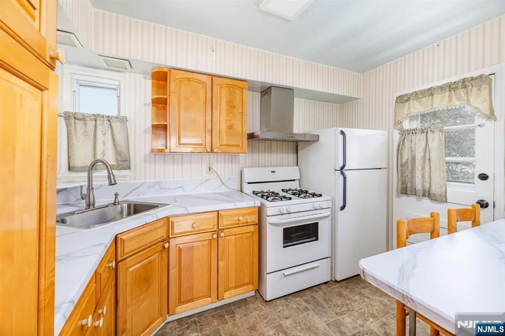 40 South Dr, Rochelle Park, NJ 07662
