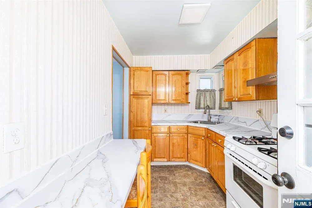 40 South Dr, Rochelle Park, NJ 07662