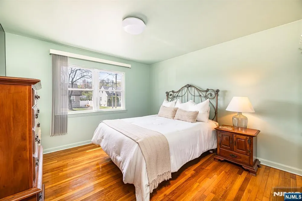 40 South Dr, Rochelle Park, NJ 07662