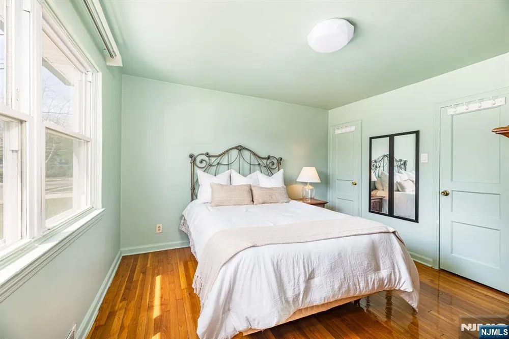 40 South Dr, Rochelle Park, NJ 07662