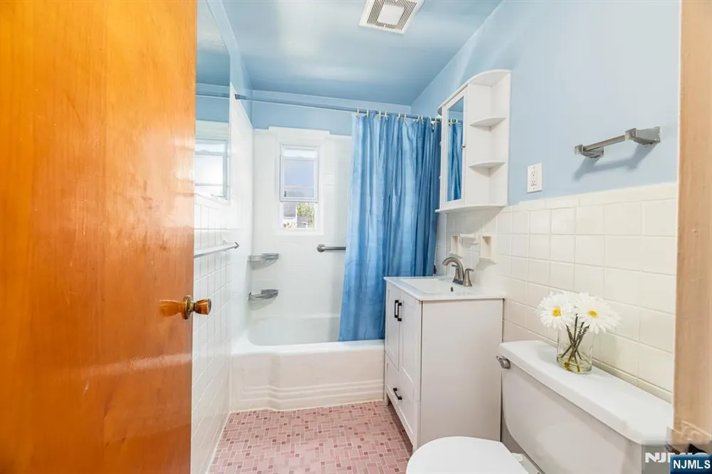 40 South Dr, Rochelle Park, NJ 07662