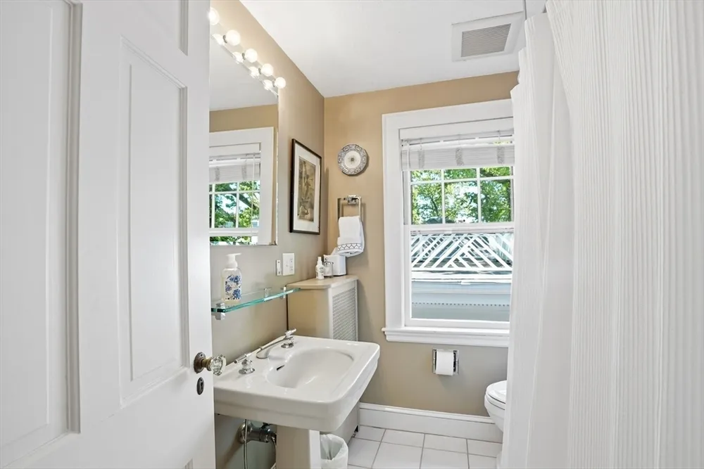 80 Hollingsworth Ave, Braintree, MA 02184