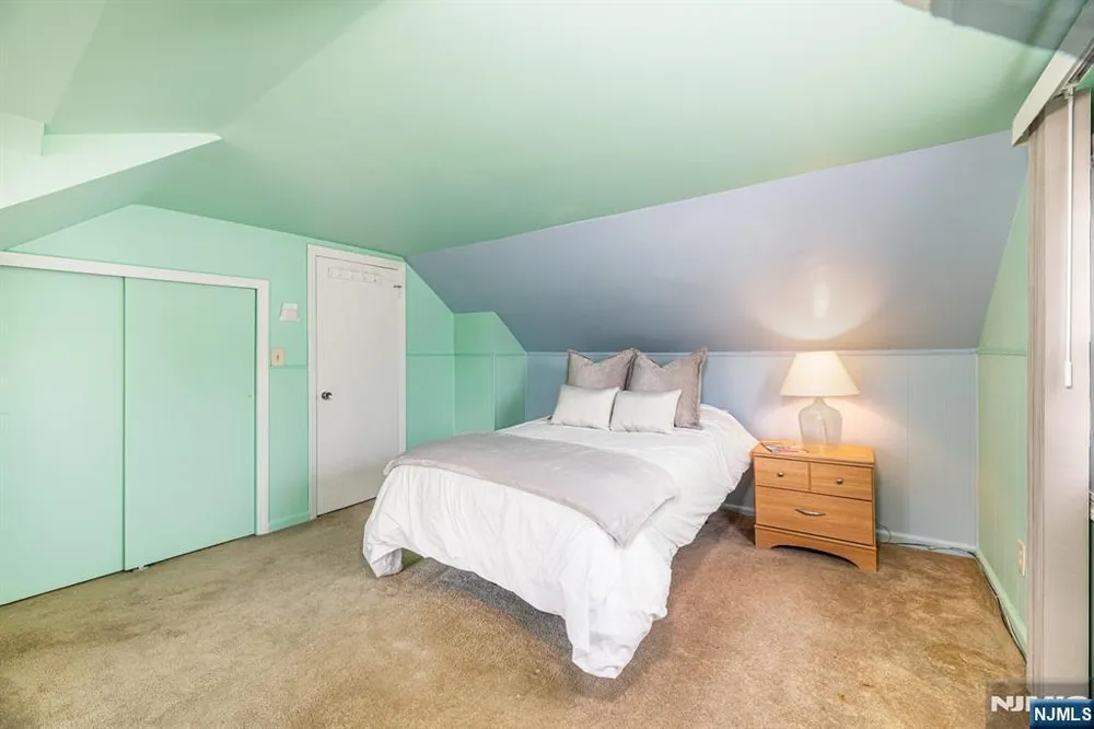 40 South Dr, Rochelle Park, NJ 07662