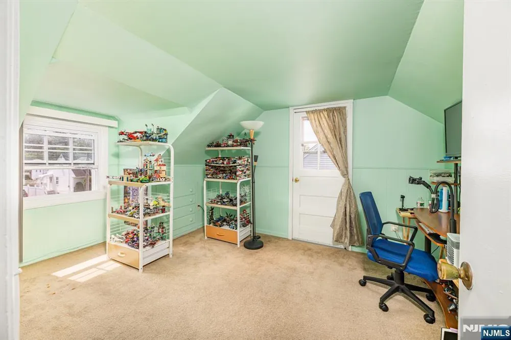 40 South Dr, Rochelle Park, NJ 07662