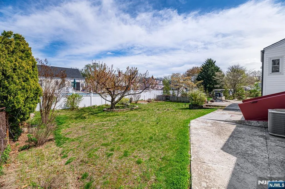 40 South Dr, Rochelle Park, NJ 07662