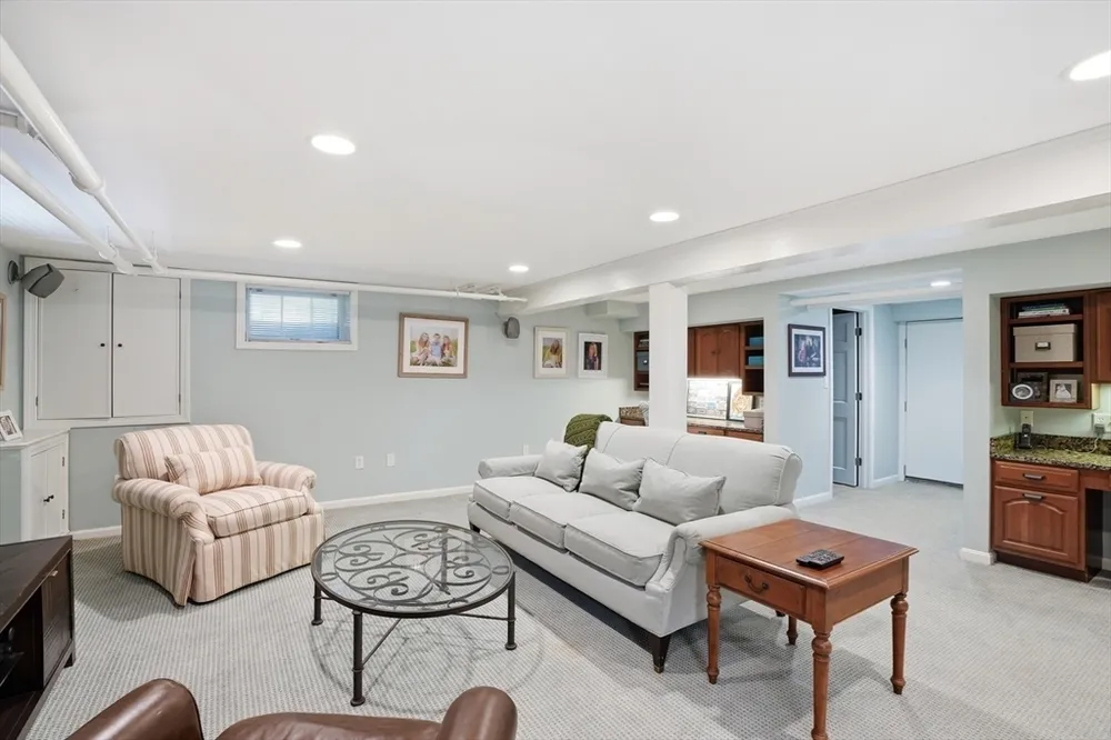80 Hollingsworth Ave, Braintree, MA 02184