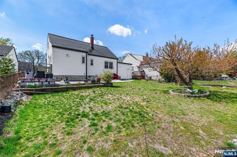 40 South Dr, Rochelle Park, NJ 07662