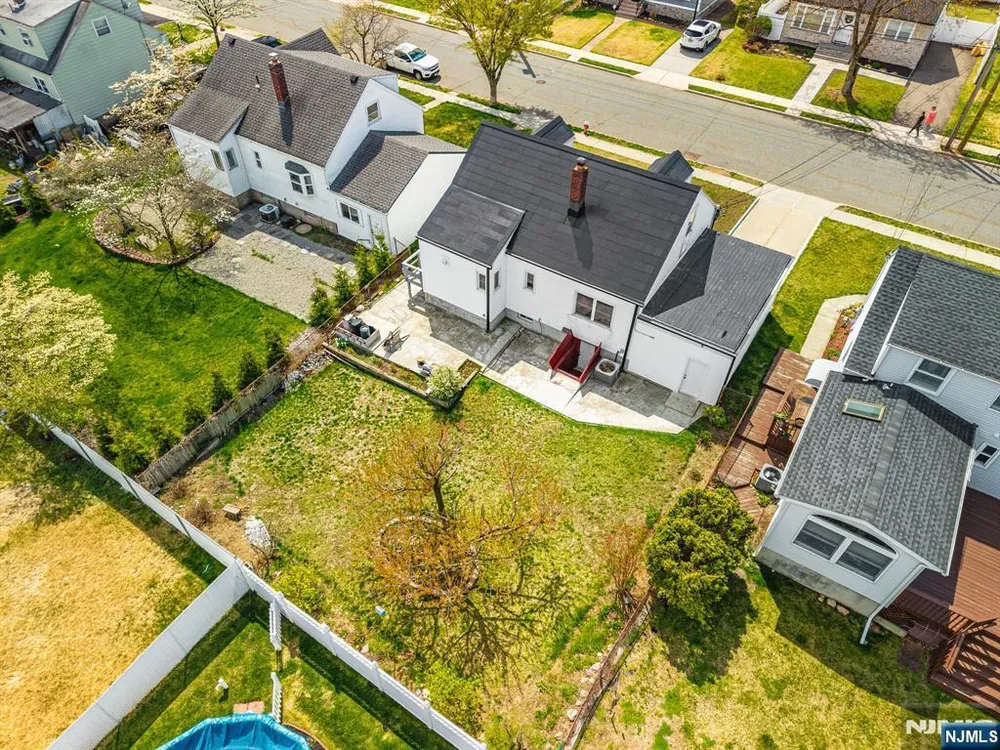 40 South Dr, Rochelle Park, NJ 07662