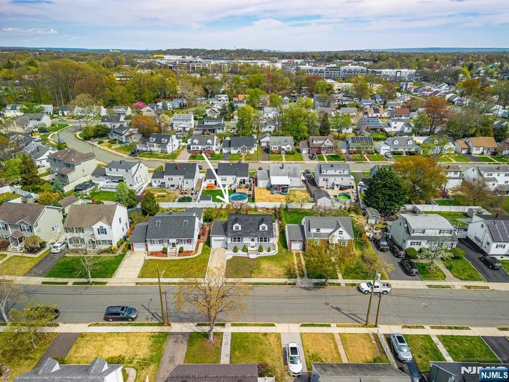 40 South Dr, Rochelle Park, NJ 07662
