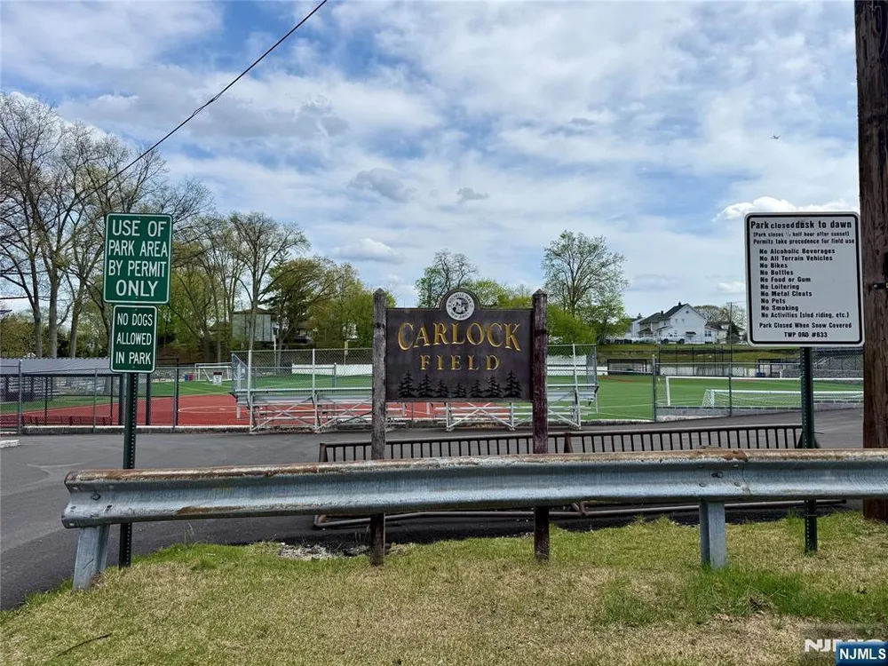 40 South Dr, Rochelle Park, NJ 07662