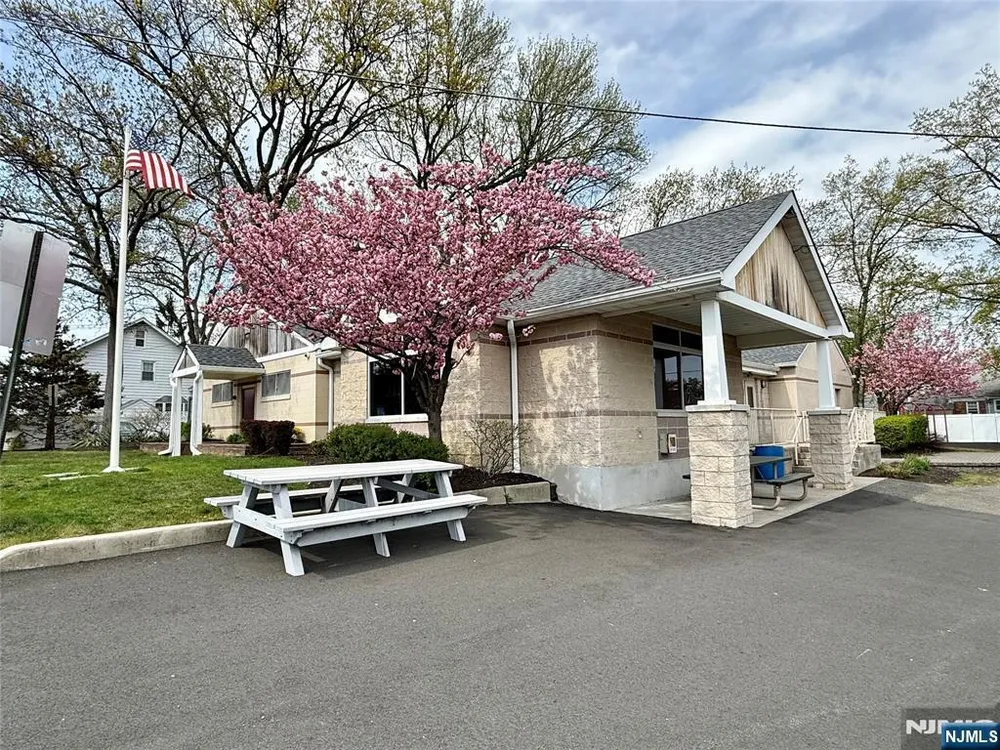 40 South Dr, Rochelle Park, NJ 07662