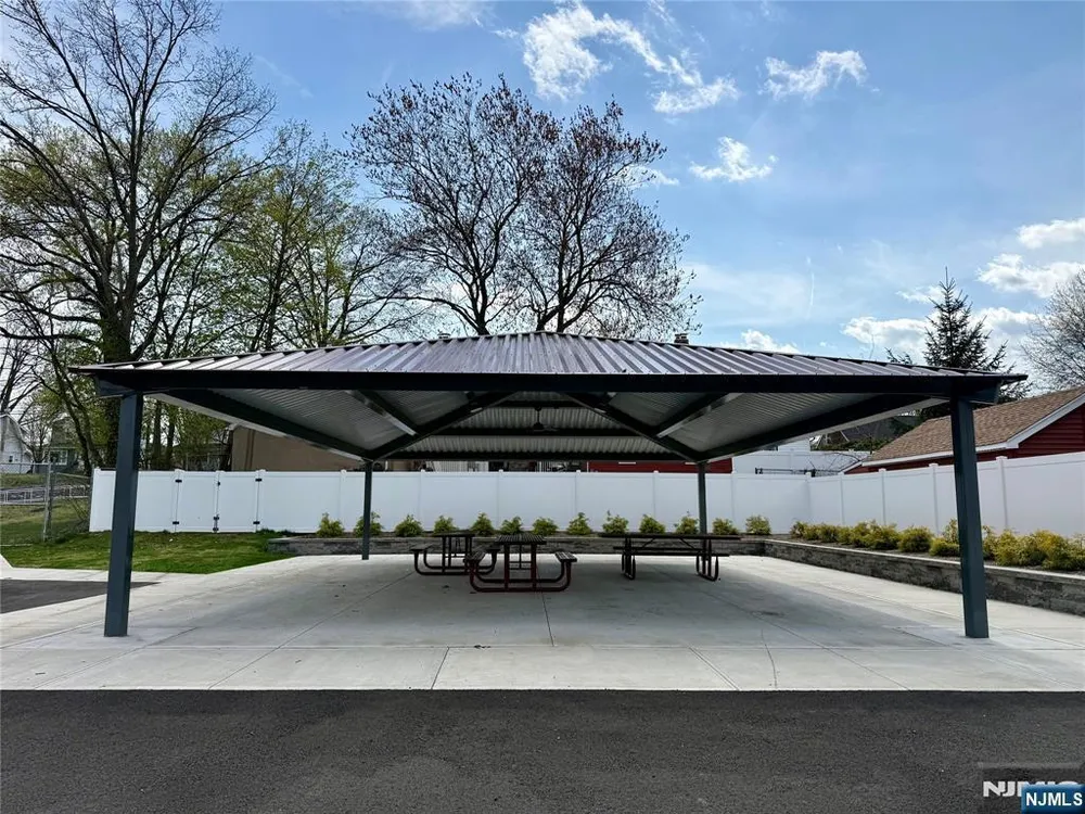 40 South Dr, Rochelle Park, NJ 07662