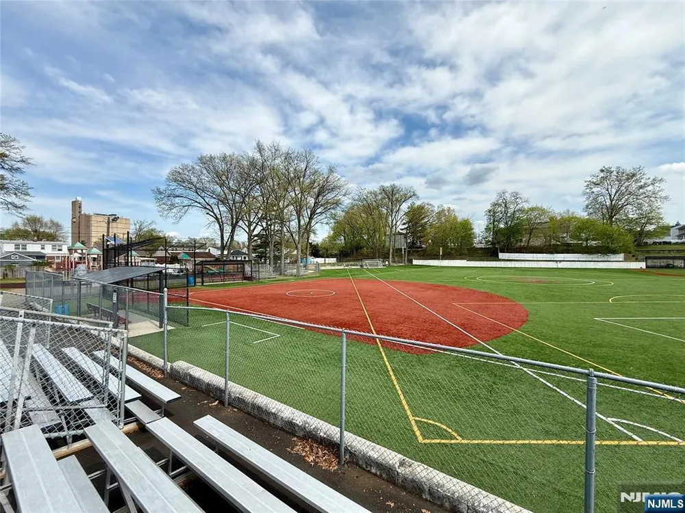 40 South Dr, Rochelle Park, NJ 07662