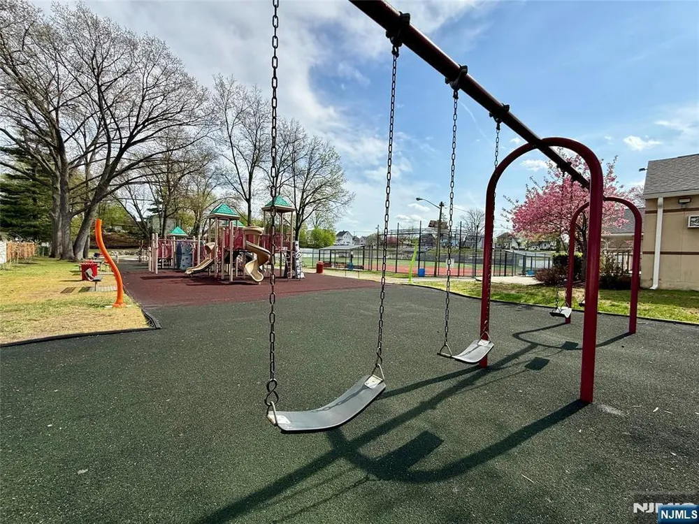 40 South Dr, Rochelle Park, NJ 07662