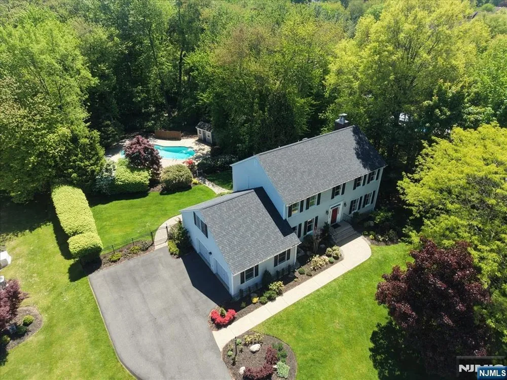 74 Van Blarcom Ln, Wyckoff, NJ 07481