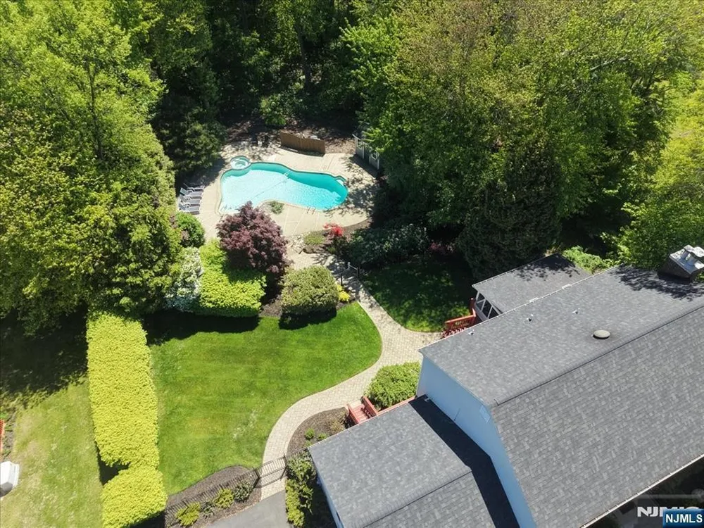 74 Van Blarcom Ln, Wyckoff, NJ 07481