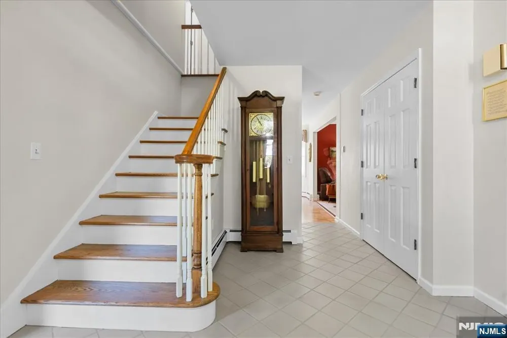 74 Van Blarcom Ln, Wyckoff, NJ 07481