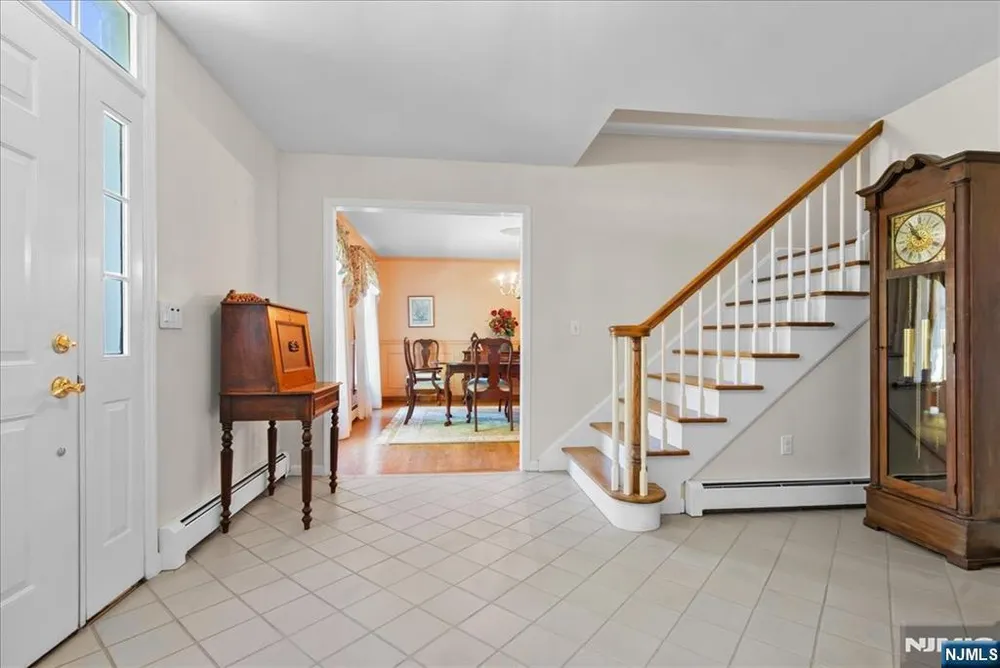 74 Van Blarcom Ln, Wyckoff, NJ 07481