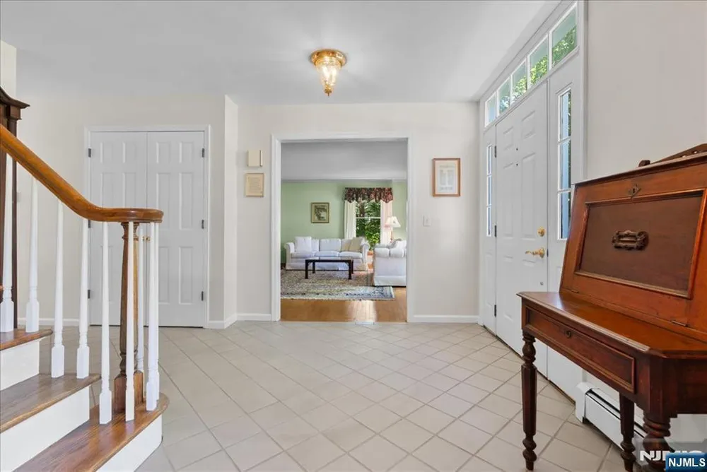 74 Van Blarcom Ln, Wyckoff, NJ 07481