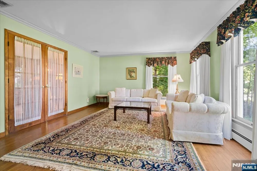 74 Van Blarcom Ln, Wyckoff, NJ 07481